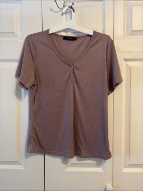 Ribbed V-Neck Short Sleeve Top in Purple